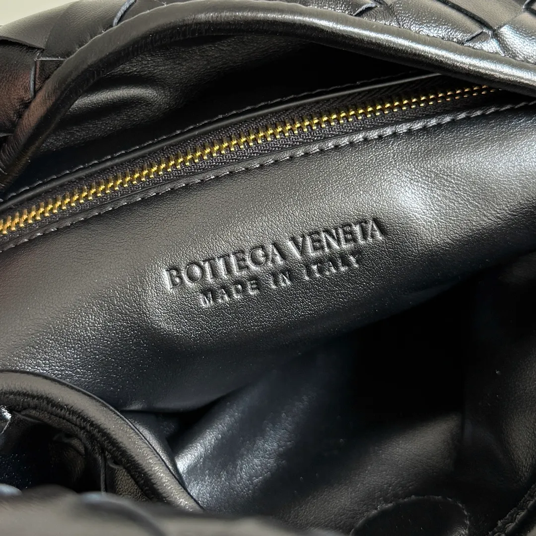 Batch 1960 It seems that this bag from BV has been popular recently ~ The new Hop is really not too beautiful. The whole bag has no seams. The bag body and handles are made of one piece of leather. It reflects the style and essence of Bottega Veneta. It truly represents craftsmanship and creativity. The large size has a very loose and lazy upper body. Big bag lovers will definitely not regret buying it. Style number: 796262 Size: 46*21*10cm